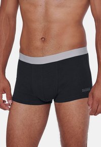 Svarta boxerkalsonger i mjukt tyg med en bred grå elastisk midja. Har en åtsittande design och logotyp på sidan.