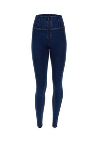 Tummansiniset korkeavyötäröiset farkut, joissa on etuvetoketju ja minimaaliset ompeluyksityiskohdat. Sileä pinta ja vartaloa myötäilevä istuvuus.