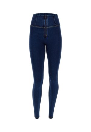 Tummansiniset korkeavyötäröiset farkut, joissa on etuvetoketju ja minimaaliset ompeluyksityiskohdat. Sileä pinta ja vartaloa myötäilevä istuvuus.