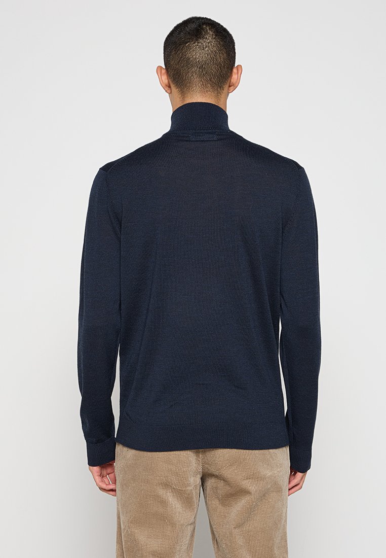 Marineblauwe, langmouw turtleneck trui met geribbeld textuur en een aansluitend ontwerp. Glad materiaal met een klassieke silhoutte, geen zichtbare logo's.
