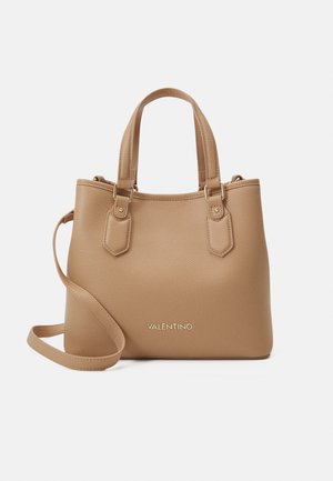 Beige teksturert håndveske med to korte håndtak, en avtagbar skulderrem og hardware i gulltone. Har logoen "VALENTINO" foran.