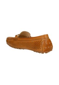 Kawowe skórzane buty wsuwane z perforowaną cholewką, niskoprofilowym designem, zaokrąglonym czubkiem i teksturowaną gumową podeszwą z małymi ćwiekami.