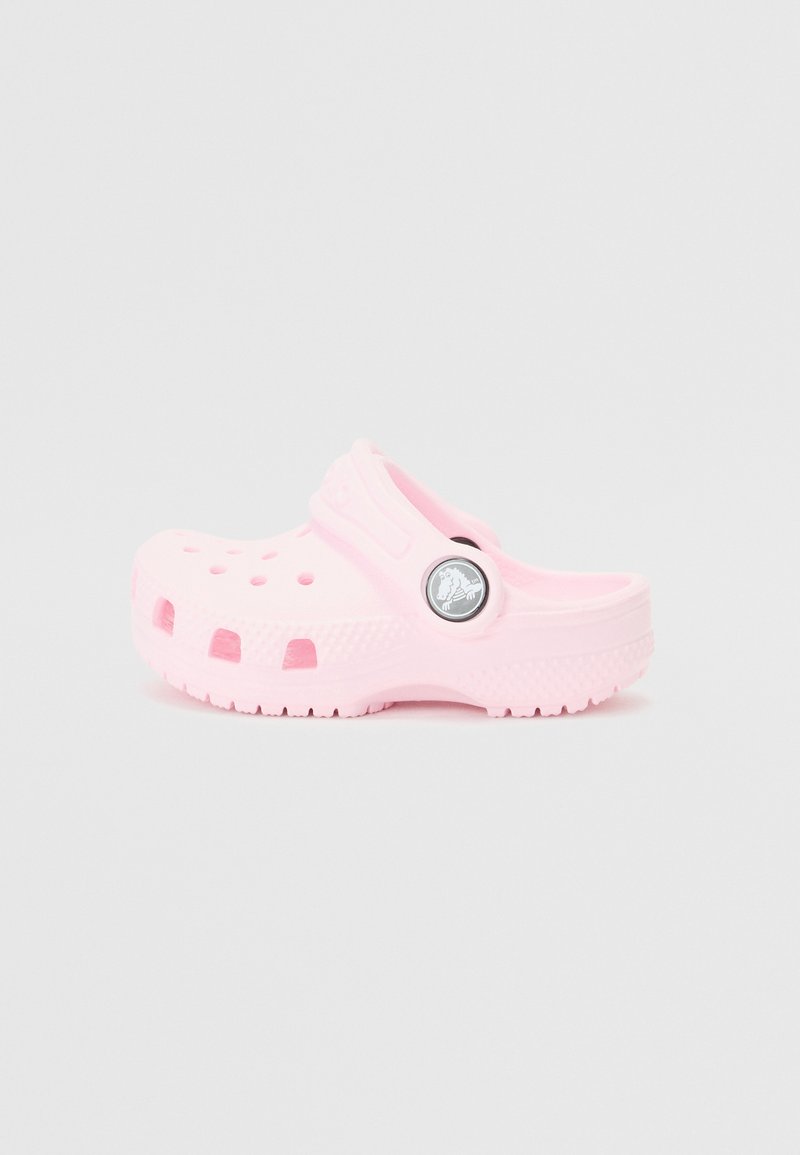 Zoccoli leggeri rosa in plastica, dotati di fori di ventilazione, suola texturizzata e un accento di logo circolare sul lato.