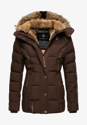 Chaqueta de invierno acolchada marrón con capucha forrada de piel, cierre de cremallera y botones en la parte delantera, bolsillos laterales con cremallera y logo de Marikoo en el pecho y el dobladillo.
