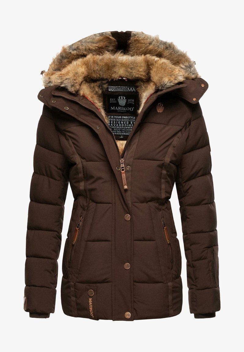 Chaqueta de invierno acolchada marrón con capucha forrada de piel, cierre de cremallera y botones en la parte delantera, bolsillos laterales con cremallera y logo de Marikoo en el pecho y el dobladillo.