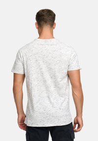 Kurzärmliges T-Shirt mit Rundhalsausschnitt in hellgrau mit einem strukturierten Muster, das einen lässigen Schnitt und dezente dunkle Sprenkel aufweist.