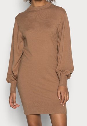 Brązowa, dziana sukienka z długim rękawem o wysokiej szyi, bufiastymi rękawami oraz prążkowanymi mankietami i dołem. Miękka struktura, dopasowany krój, długość do połowy uda.