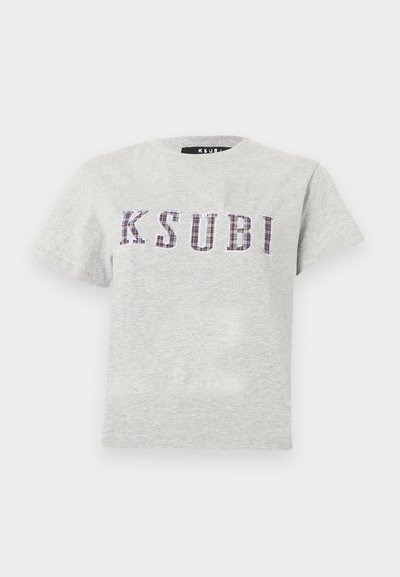 Ανοιχτό γκρι κοντομάνικο μπλουζάκι με κείμενο "KSUBI" σε καρό σχέδιο στο στήθος, στρογγυλή λαιμόκοψη και κανονική εφαρμογή.