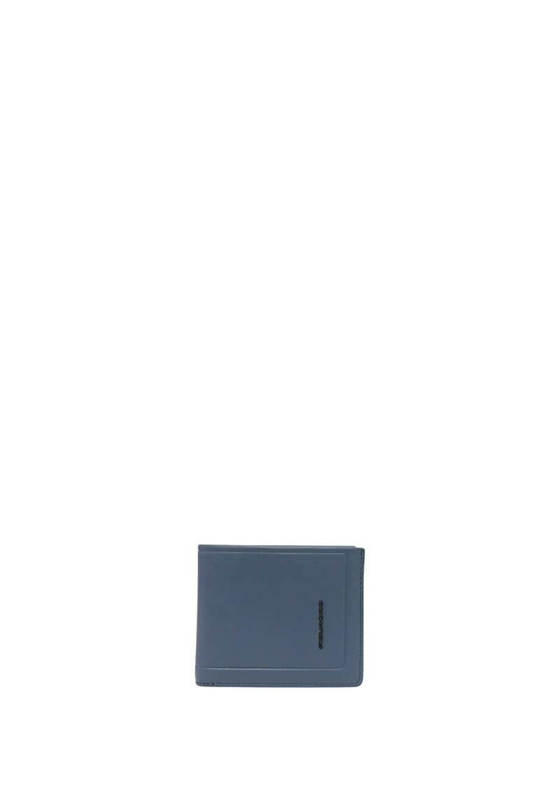 Billetera de cuero azul con una textura suave, diseño tipo bi-fold y un compartimento frontal para tarjetas. Presenta un sutil bordado y detalle de marca.