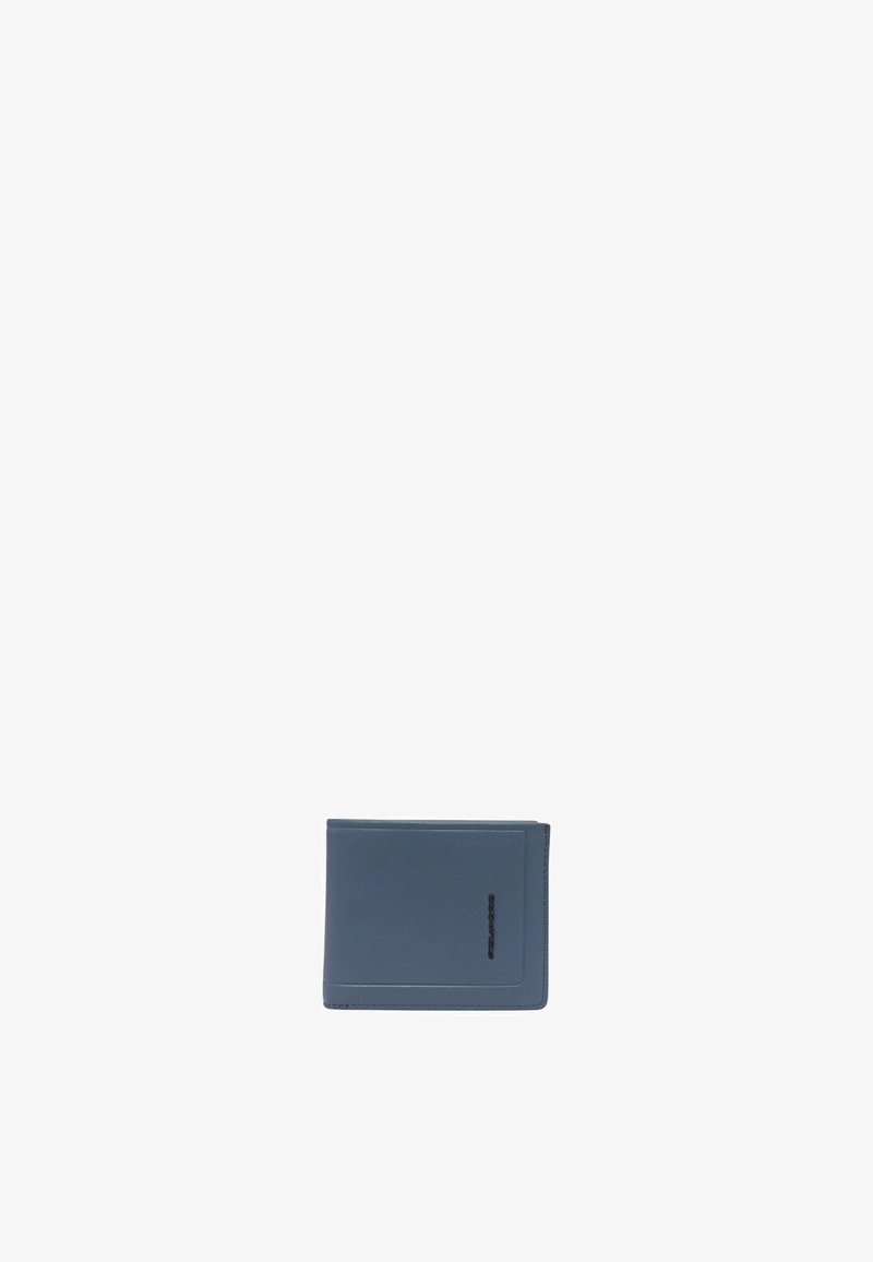 Billetera de cuero azul con una textura suave, diseño tipo bi-fold y un compartimento frontal para tarjetas. Presenta un sutil bordado y detalle de marca.