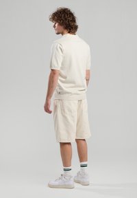 America Today Farkkushortsit - sand