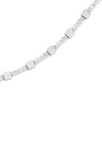 Collier en ton argent avec des maillons carrés lisses alternant avec des maillons rectangulaires texturés, finition polie avec une légère brillance métallique.