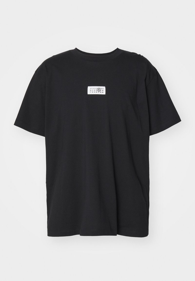 T-shirt nera in cotone con scollo rotondo, maniche corte e un'etichetta bianca rettangolare con numeri e un design grafico.