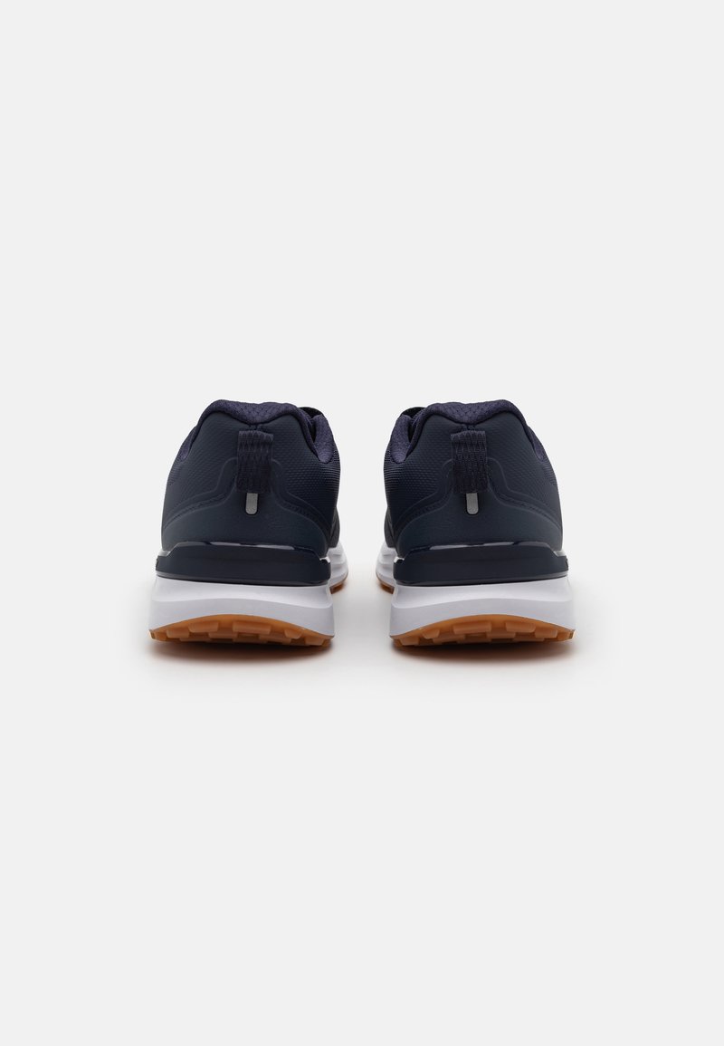 Dunkelblaue Laufschuhe mit Mesh-Obermaterial, gepolstertem Kragen und weißer Zwischensohle. Sie verfügen über eine strukturierte Außensohle für Grip und eine kleine Zuglasche an der Ferse.