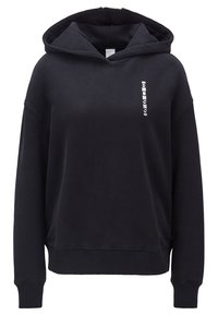 Svart hoodie i mjukt tyg, med en känguruficka, ärmar och nederkant. Inkluderar en vertikal vit logotyp på framsidan.