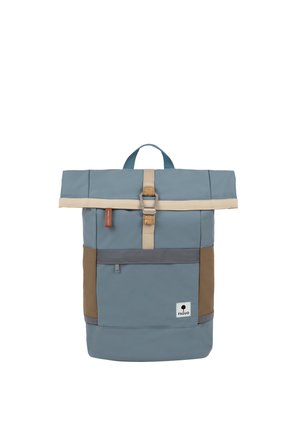 Blauer Rolltop-Rucksack mit beiger Schnalle am Riemen, braunen Seitentaschen, vorderer Reißverschlusstasche und kleinem Logopatch unten rechts.