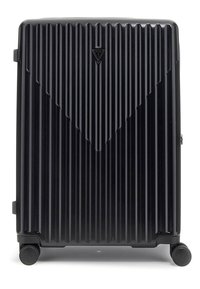 Valise rigide noire avec des rainures verticales, présentant un logo triangulaire, quatre roues et des poignées latérales pour une mobilité facile.