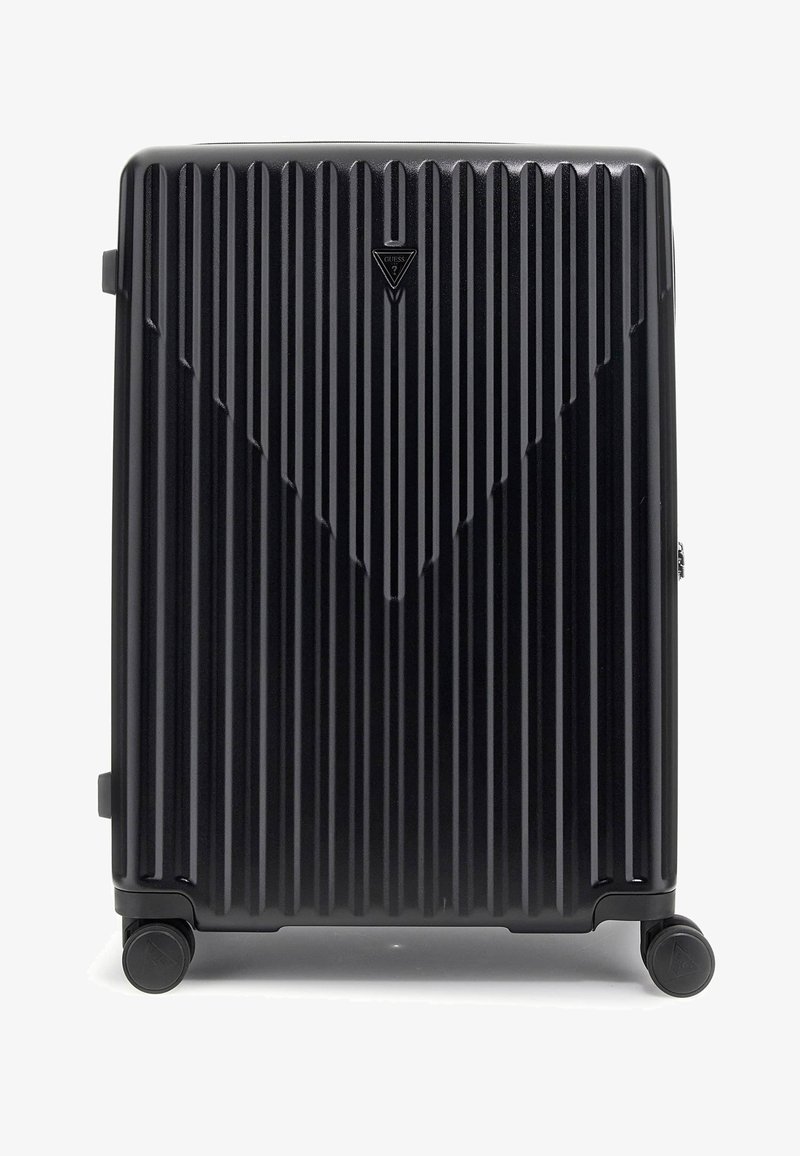 Zwarte harde koffer met verticale ribbels, voorzien van een driehoekig logo, vier wielen en zijhandvatten voor gemakkelijke mobiliteit.