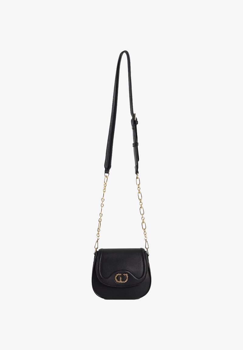 Borsa a tracolla nera in pelle con forma curva, catena dorata e logo frontale. Texture liscia con design minimalista.