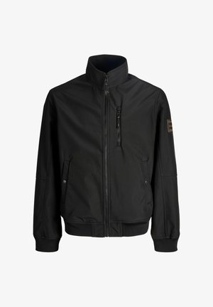 Veste noire zippée avec col montant, poche zippée sur la poitrine, deux poches latérales à boutons-pression, poignets côtelés et petite écusson sur la manche gauche.