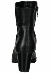 Bottine noire en cuir avec une texture lisse, fermeture zippée et un talon épais et texturé. Design élégant avec un bout arrondi.