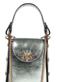 Groene metallic leren handtas met een gouden bij-embleem, kettingriem en decoratieve studs aan de zijkant. Gestructureerde vorm en een gladde textuur.