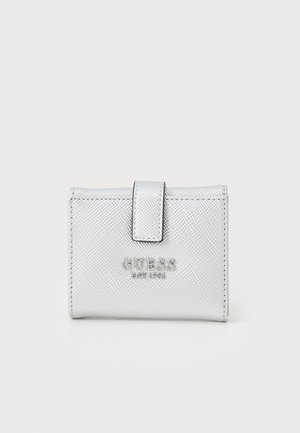 Portefeuille en simili cuir argenté avec une finition texturée, une fermeture à pression magnétique et un logo de marque embossé à l'avant. Forme rectangulaire compacte.