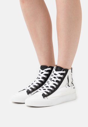 Dámské kotníkové tenisky s bílou základnou, černým koženým podpatkem, černými tkaničkami a uměleckým vzorem na boku. Pryžová podešev.