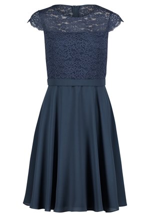 Marineblaues Kleid mit floraler Spitzen-Intarsie am Oberteil, kurzen Ärmeln, tailliertem Schnitt und ausgestelltem Chiffonrock, mit Reißverschluss auf der Rückseite.