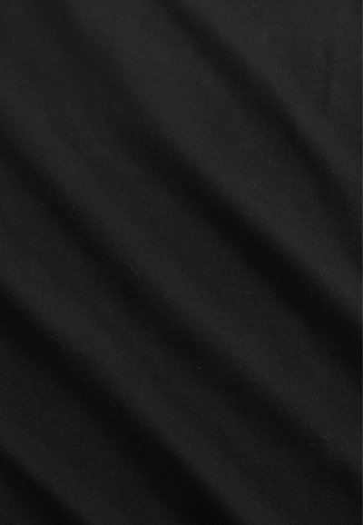 Svart tyg med en jämn textur som visar subtila vågor och nyansvariationer, vilket ger en matt finish utan mönster eller detaljer.