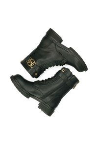 Botas de tobillo de cuero negro con un acabado texturizado, que presentan cordones, una cremallera y un hebilla decorativa dorada en el lateral. Tacón robusto de bloque.