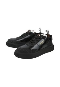 Schwarze Sneakers mit einem glänzenden Leder- und strukturierten Stoff-Obermaterial, ausgestattet mit einer stabilen Gummisohle, schwarzen Schnürsenkeln und kontrastierenden weißen Akzenten.