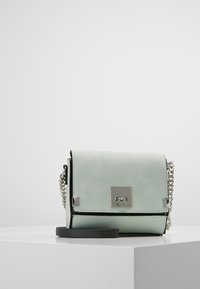 Lyse mintgrøn læder crossbody taske med rektangulær form, sølvhardware, kædestrop og magnetlukning.