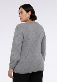 Szary sweter z diamentowym wzorem i teksturowanymi akcentami na rękawach, z okrągłym dekoltem i długimi rękawami.