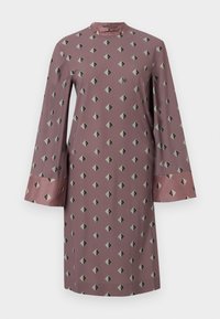Langärmliges Kleid aus staubrosa Stoff mit einem geometrischen Diamantenmuster in Dunkelgrau und Schwarz, versehen mit kontrastierenden Satinmanschetten.