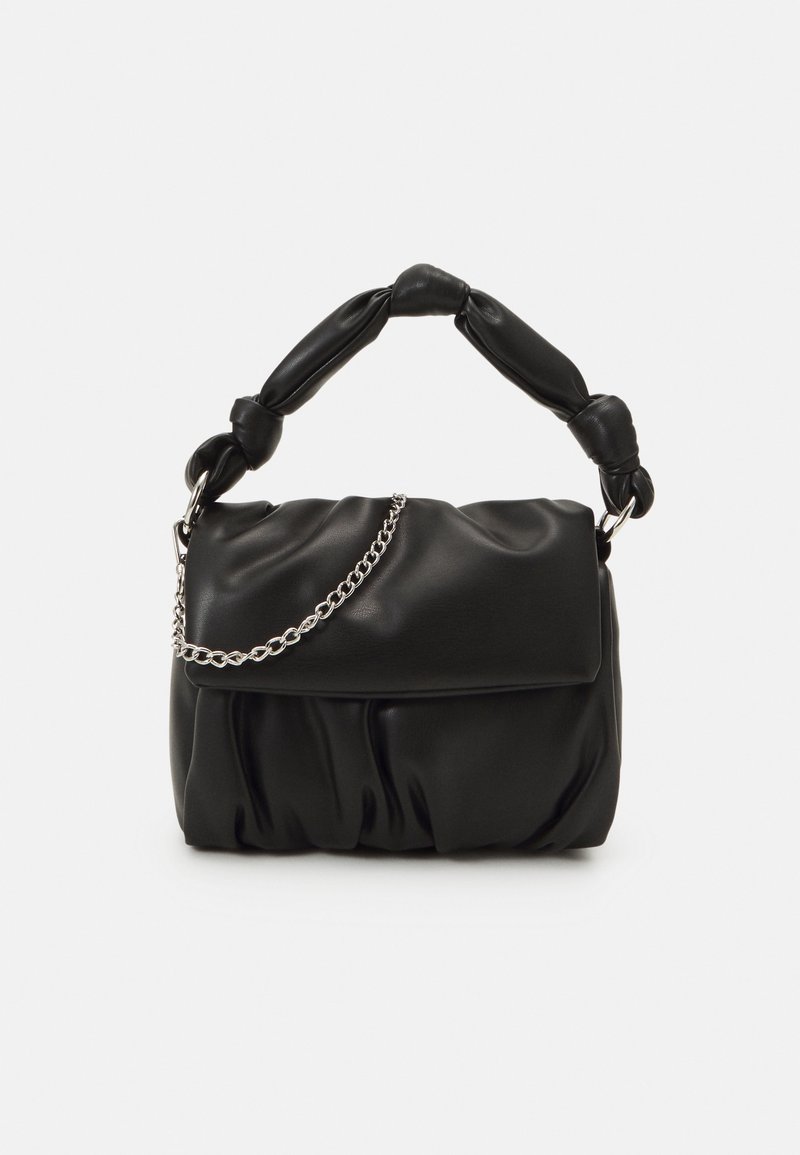 Sac à main en cuir noir avec poignée supérieure torsadée rembourrée, fermeture à rabat et détail de chaîne argentée sur le devant.