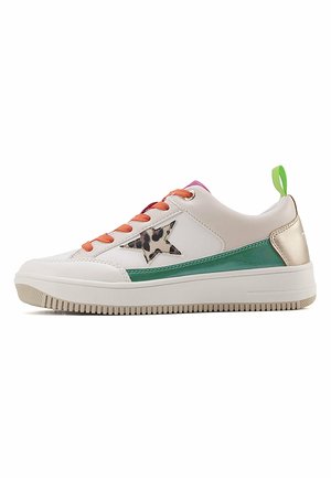 Biały sneaker z pomarańczowymi sznurowadłami, zielonym bocznym paskiem, gwiazdą w panterkę, metalicznym złotym obcasem i zieloną pętelką na białym tle.