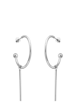 Boucles d'oreilles créoles argentées avec une petite boule attachée et une fine barre verticale pendante au bas de chaque créole.