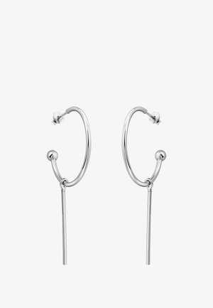 Boucles d'oreilles créoles argentées avec une petite boule attachée et une fine barre verticale pendante au bas de chaque créole.