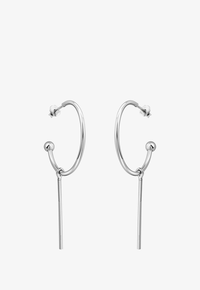 Boucles d'oreilles créoles argentées avec une petite boule attachée et une fine barre verticale pendante au bas de chaque créole.