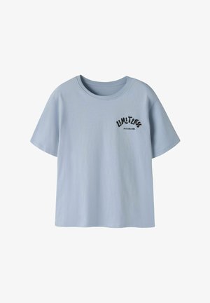 Hellblaues kurzärmeliges T-Shirt mit Rundhalsausschnitt und schwarzem Schriftzug „Limitless Possibilities“ auf der linken oberen Brustseite.