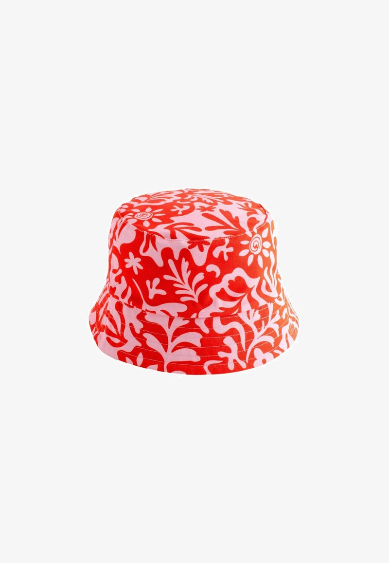 Cappello a secchiello rosso e bianco con motivi floreali, realizzato in tessuto, con una larga visiera e una corona arrotondata.