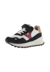 Sneaker in suede blu navy e pelle bianca con chiusura in velcro, accenti maroon a contrasto, suola in gomma e design della punta arrotondato.