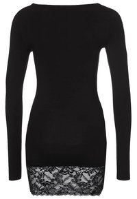 Schwarzes Langarmoberteil mit taillierter Passform, das einen Spitzenbesatz am unteren Ende mit floralen Mustern aufweist. Glatte Stoffoberfläche.