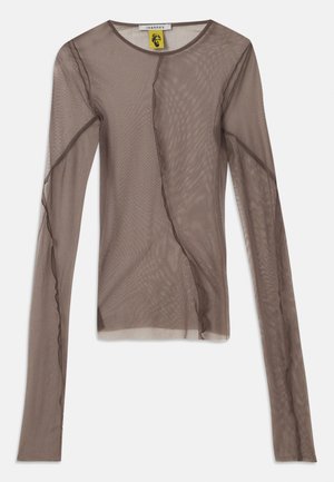 Haut long en maille marron présentant une texture transparente, un décolleté rond et des coutures asymétriques pour un détail de design supplémentaire.