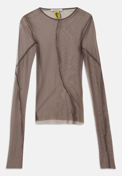 Haut long en maille marron présentant une texture transparente, un décolleté rond et des coutures asymétriques pour un détail de design supplémentaire.