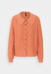 Orange tekstureret skjorte med en overdreven krave, prydet med sorte prikker, frontknapper og lange ærmer med samlede manchetter.