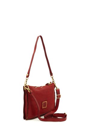 Borsa a tracolla in pelle rossa con borchie dorate e dettagli metallici, con tracolla regolabile e patch frontale quadrato borchiato.