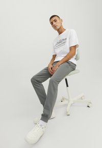 Jack & Jones JJIGORDON JJSHARK - Dresside alumine osa - sedona sage