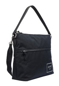 Černá nylonová kabelka přes rameno s plochým tvarem, nastavitelným popruhem, přední kapsou na zip a logem. Texturovaná látka se stříbrnými kovovými doplňky.